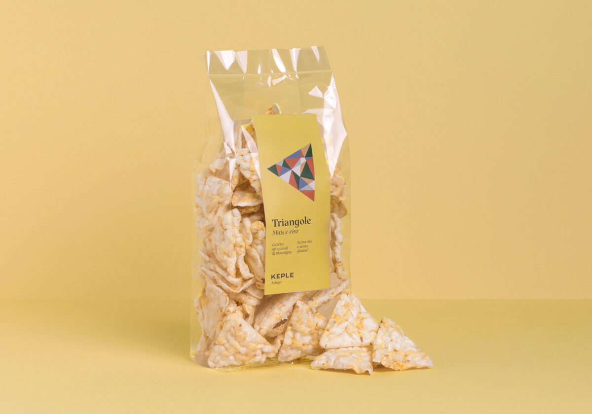 Triangole artigianali di montagna con riso e mais