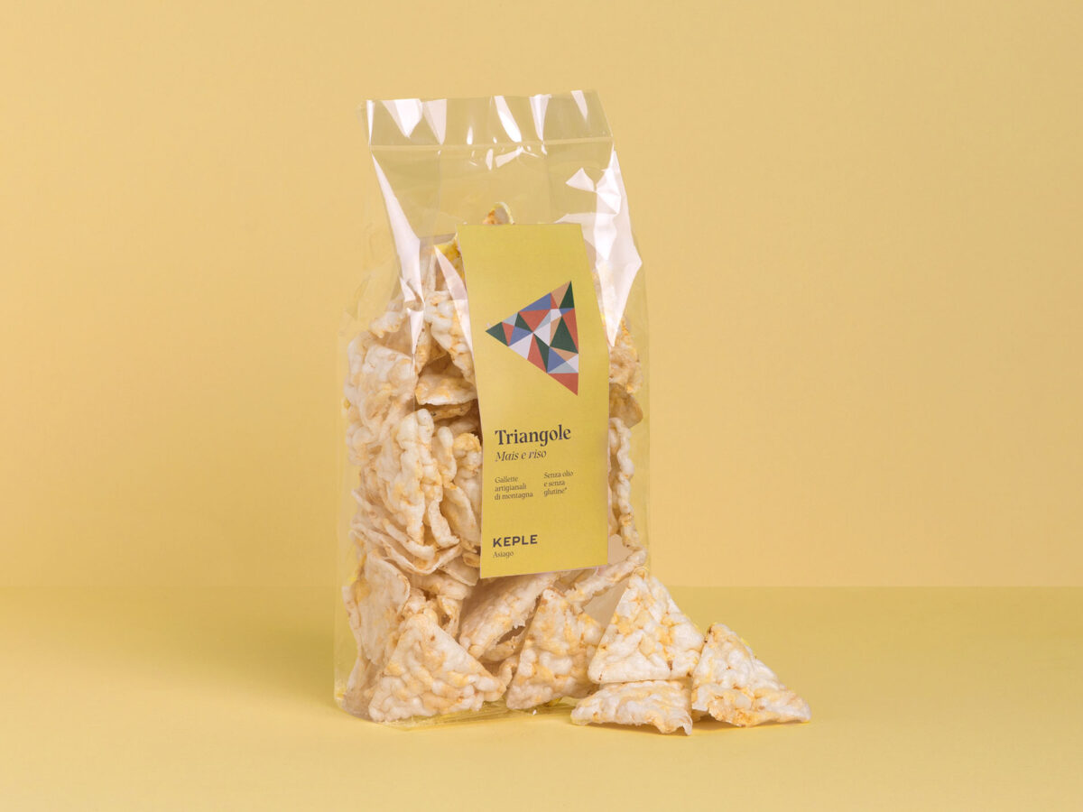 Triangole artigianali di montagna con riso e mais