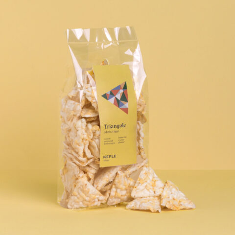 Triangole artigianali di montagna con riso e mais